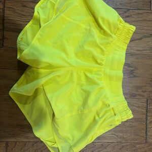 Lululemon size 4 2.5 inch low rise hottie hots